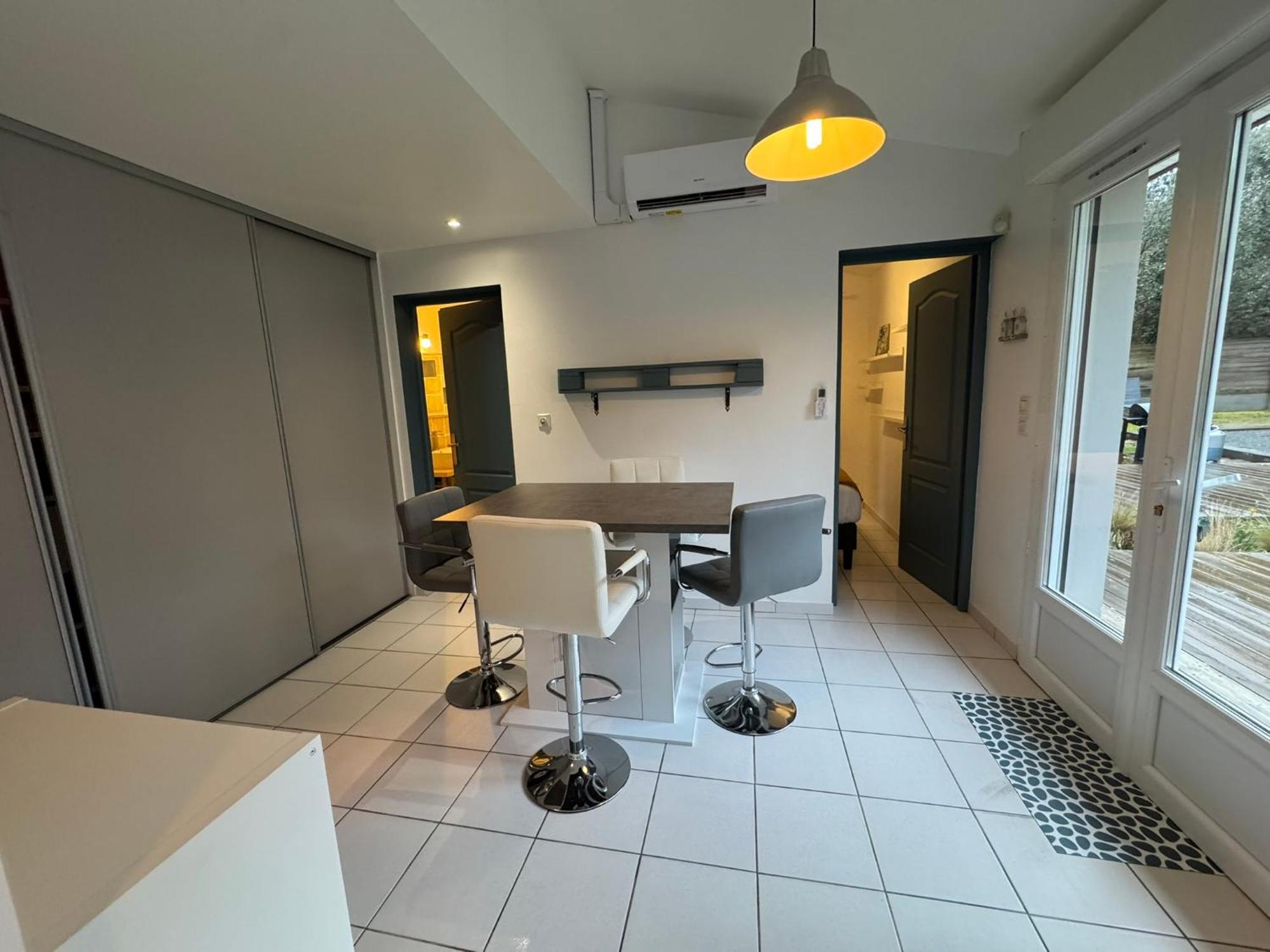 Dependance Avec Piscine Et Partages - 130 M Séjour chez l'habitant *
