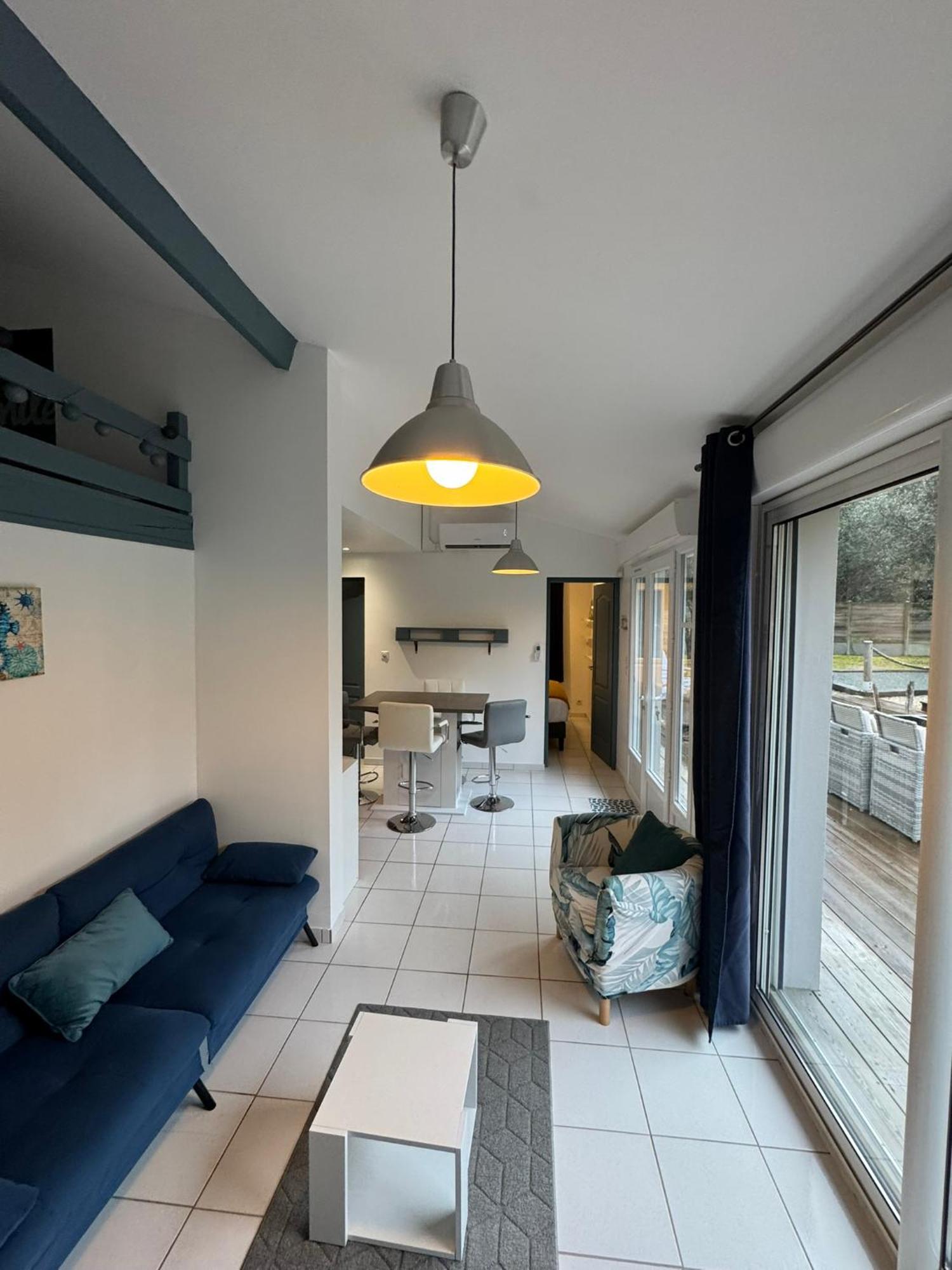 Dependance Avec Piscine Et Partages - 130 M