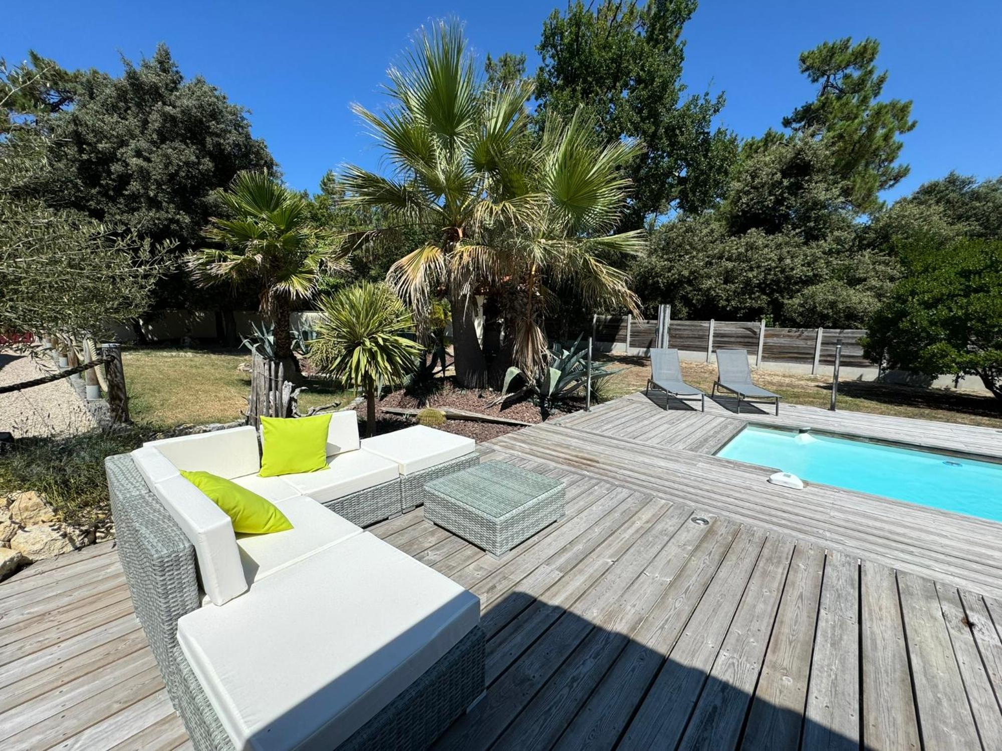 Dependance Avec Piscine Et Partages - 130 M *
